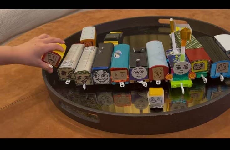 林志玲與兒子一起手作小火車,每個都有不同表情和造型。(翻攝林志玲IG)