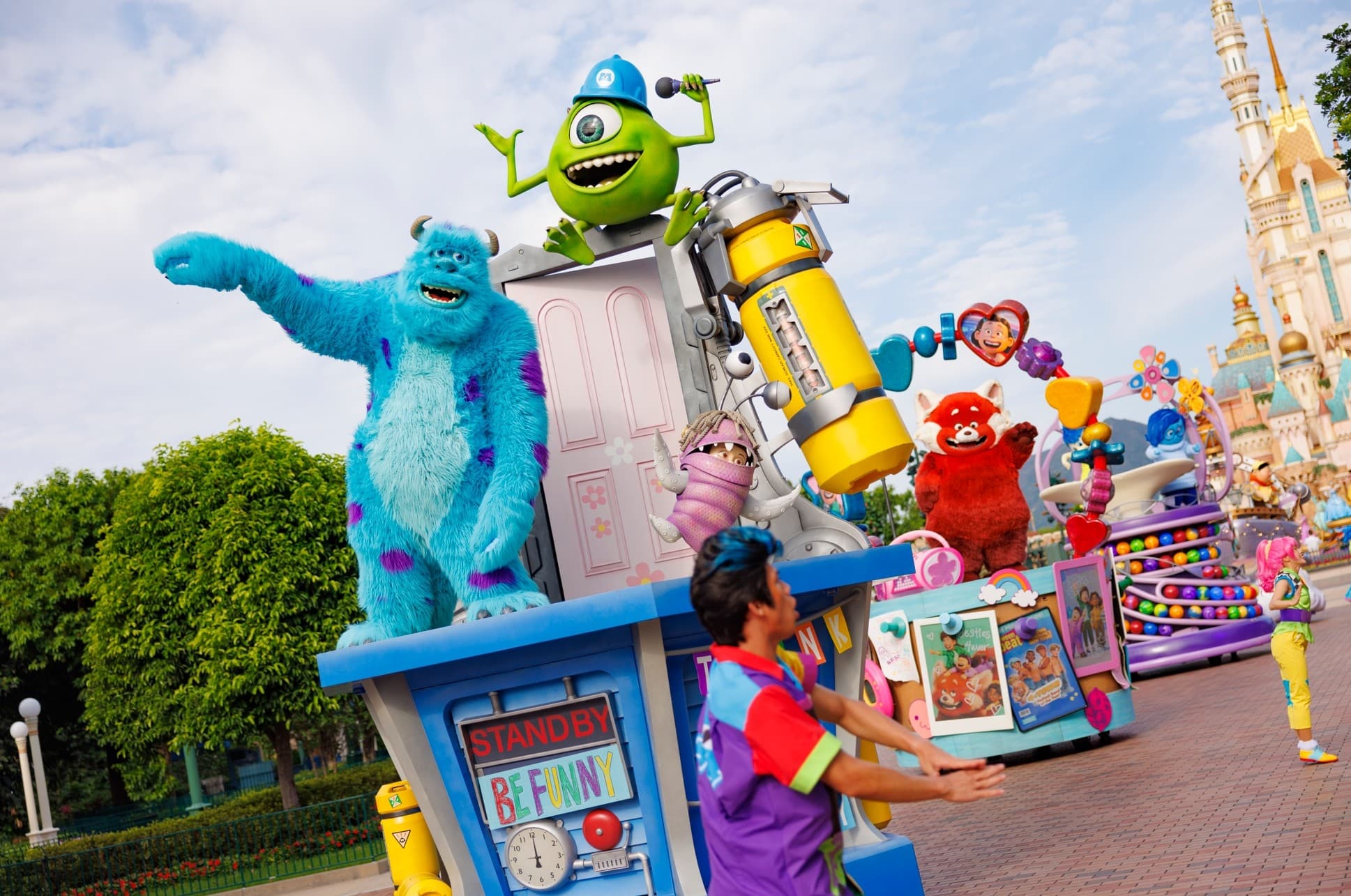 香港迪士尼樂園的「Pixar夏日狂歡趴」是2026年夏季推出的皮克斯主題大型季節性活動,《怪獸電力公司》的角色也參與其中。(香港迪士尼提供)
