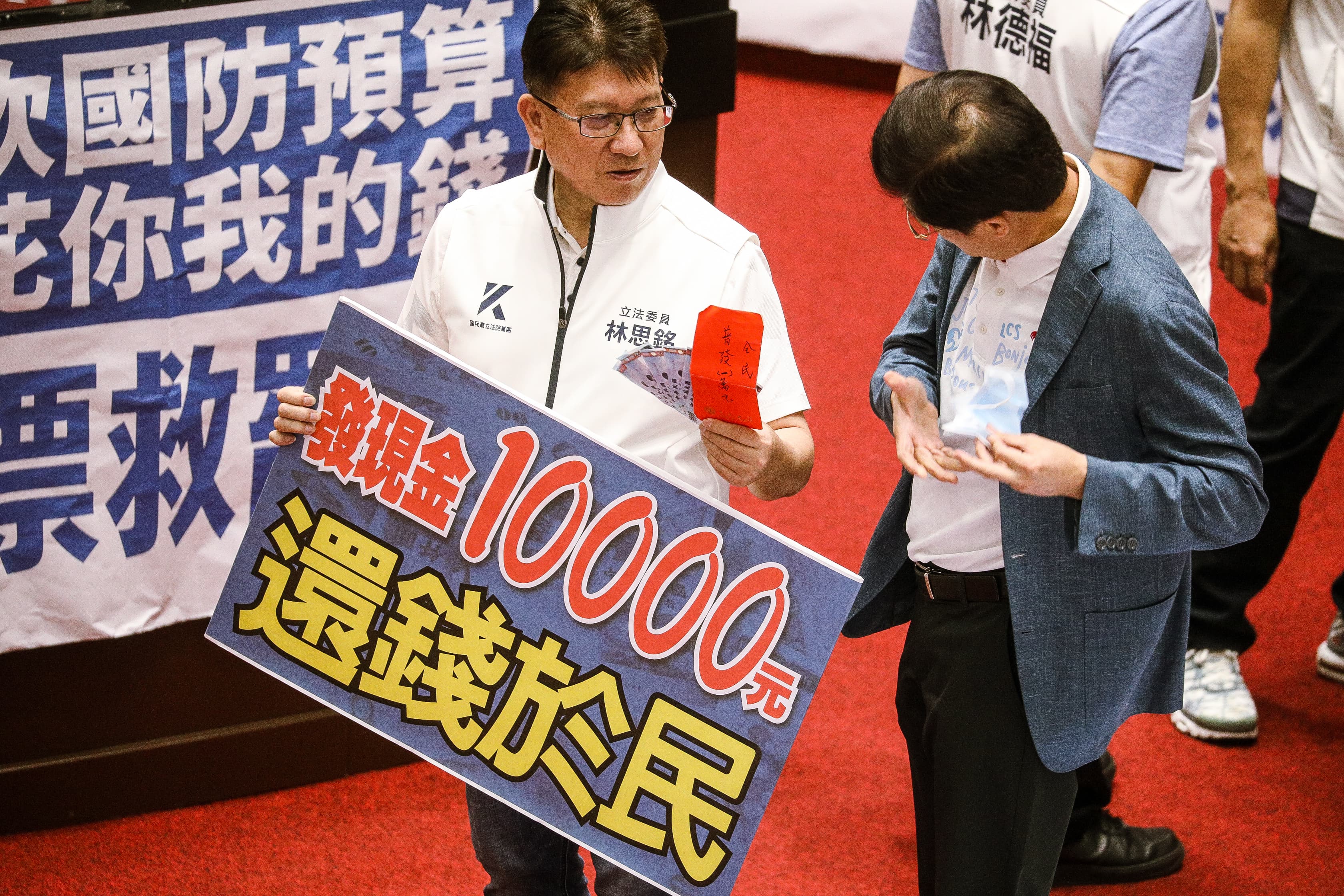 立院三讀通過國民黨《因應國際情勢強化經濟社會及民生國安韌性特別條例》,確定每人普發1萬元現金並刪除撥補台電1,000億元預算。(鏡報鄒保祥)