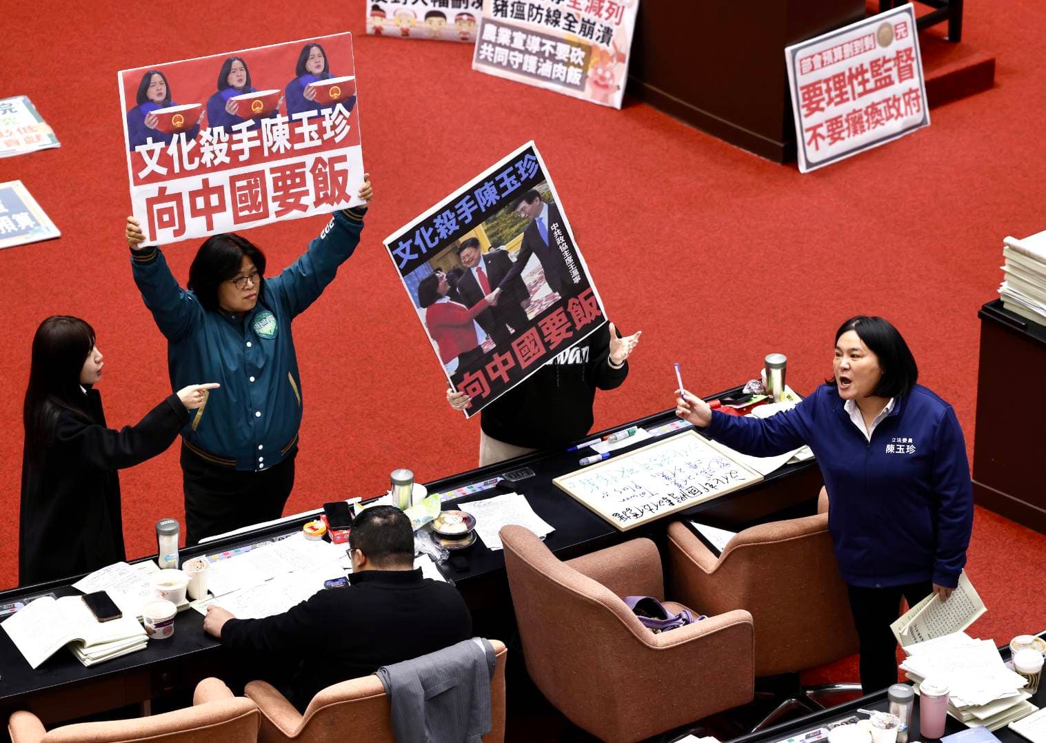 民進黨立委抗議國民黨立委陳玉珍刪公視預算還嗆文化人是「要飯的」,陳玉珍也在現場反擊。
