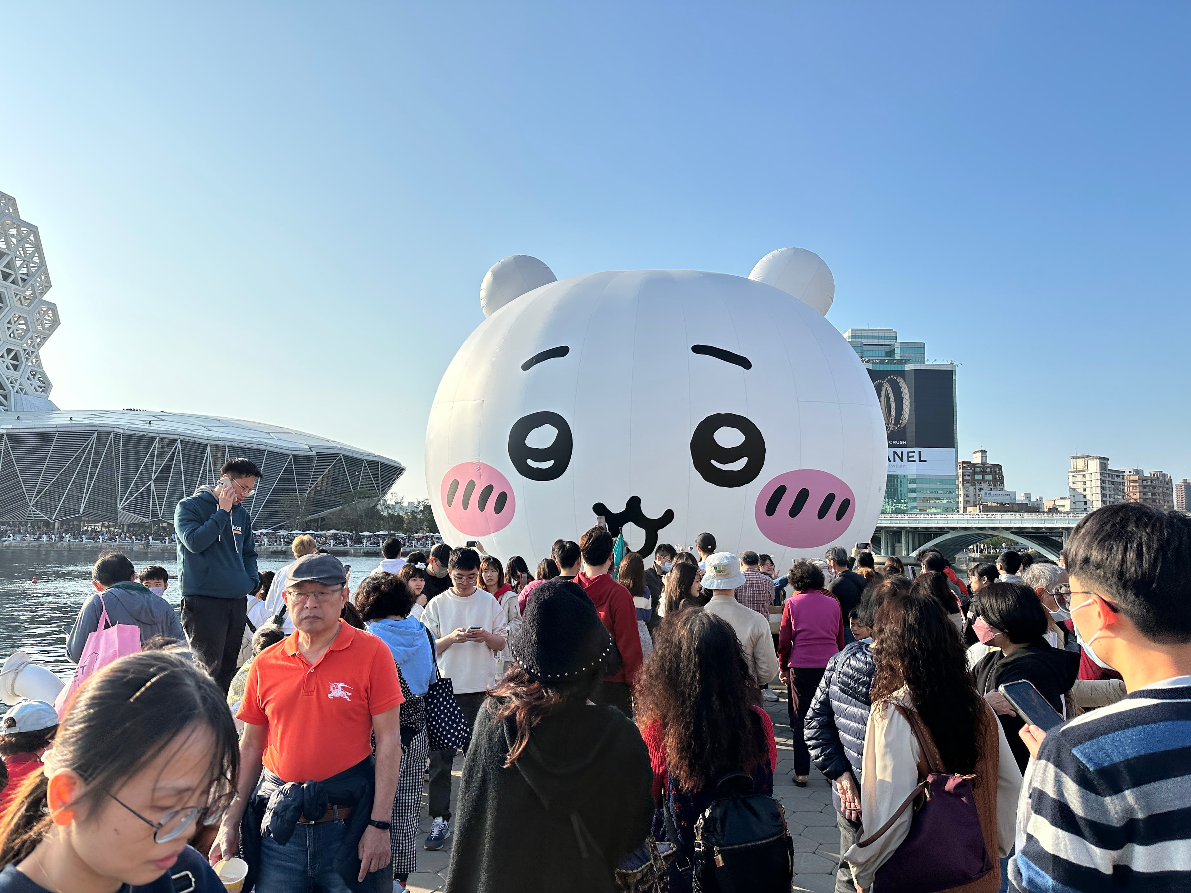 高雄光榮碼頭附近的愛河灣飄著巨大的吉伊卡哇,吸引無數遊客朝聖。