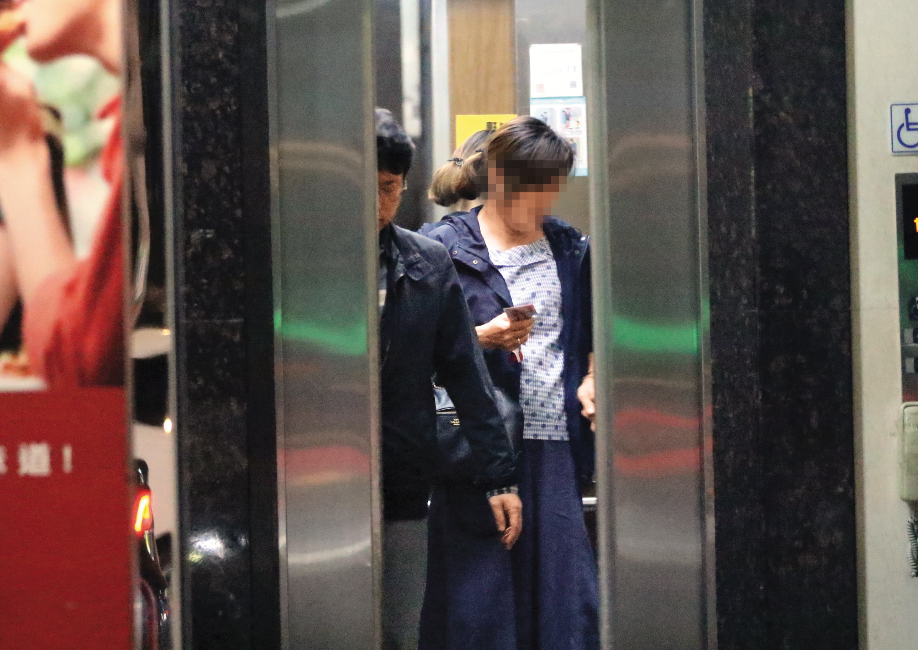 6月25日20:03,兩人走進電梯,準備去停車場牽車。
