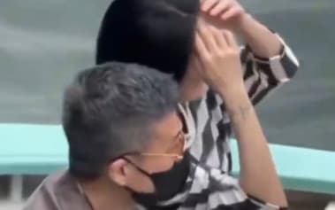許雅鈞被網友拍到一頭白髮。(翻攝自微博)