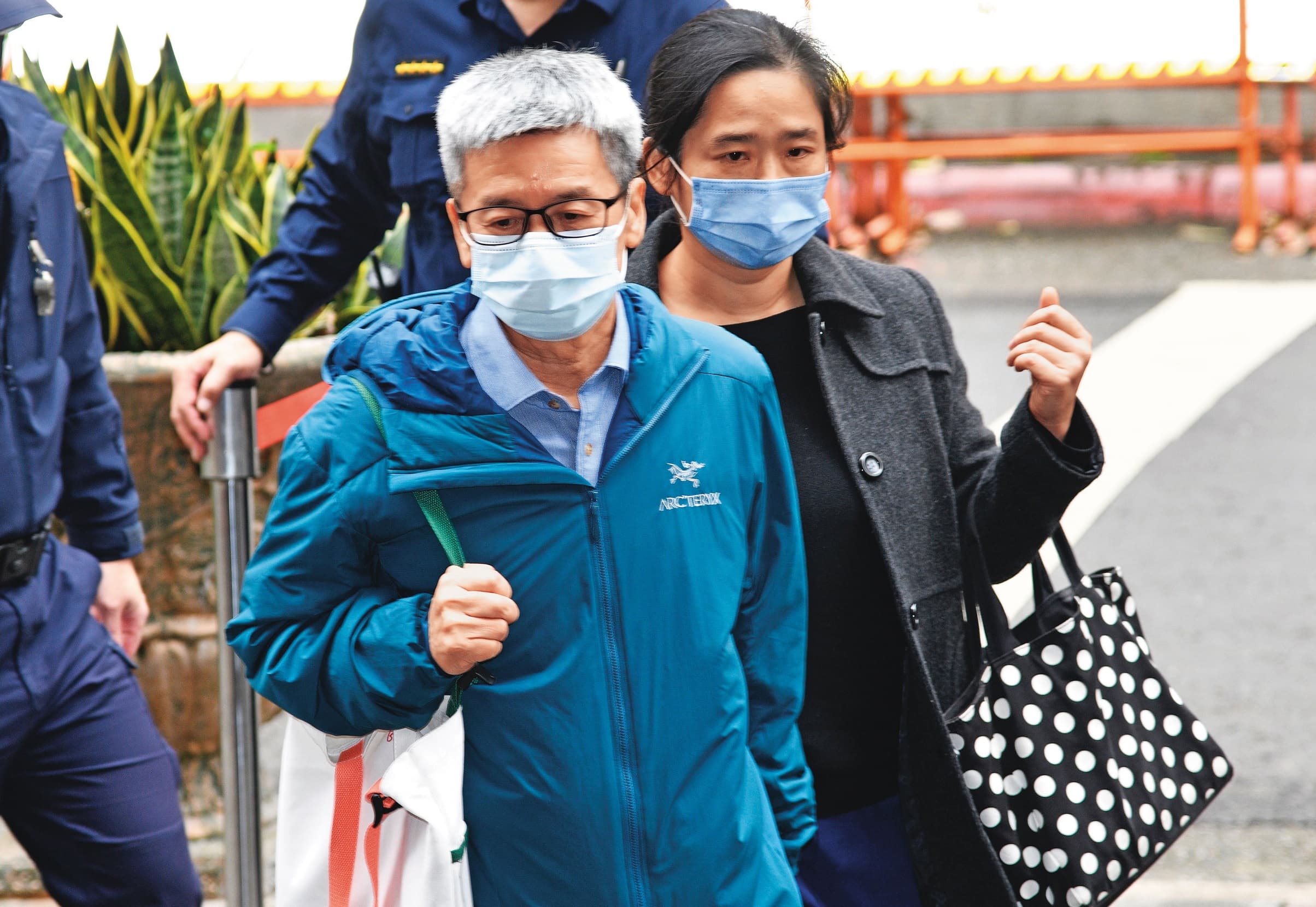 李文宗(左)去年8月遭約談後無保請回,卻立即透過陳智菡與柯文哲串供。