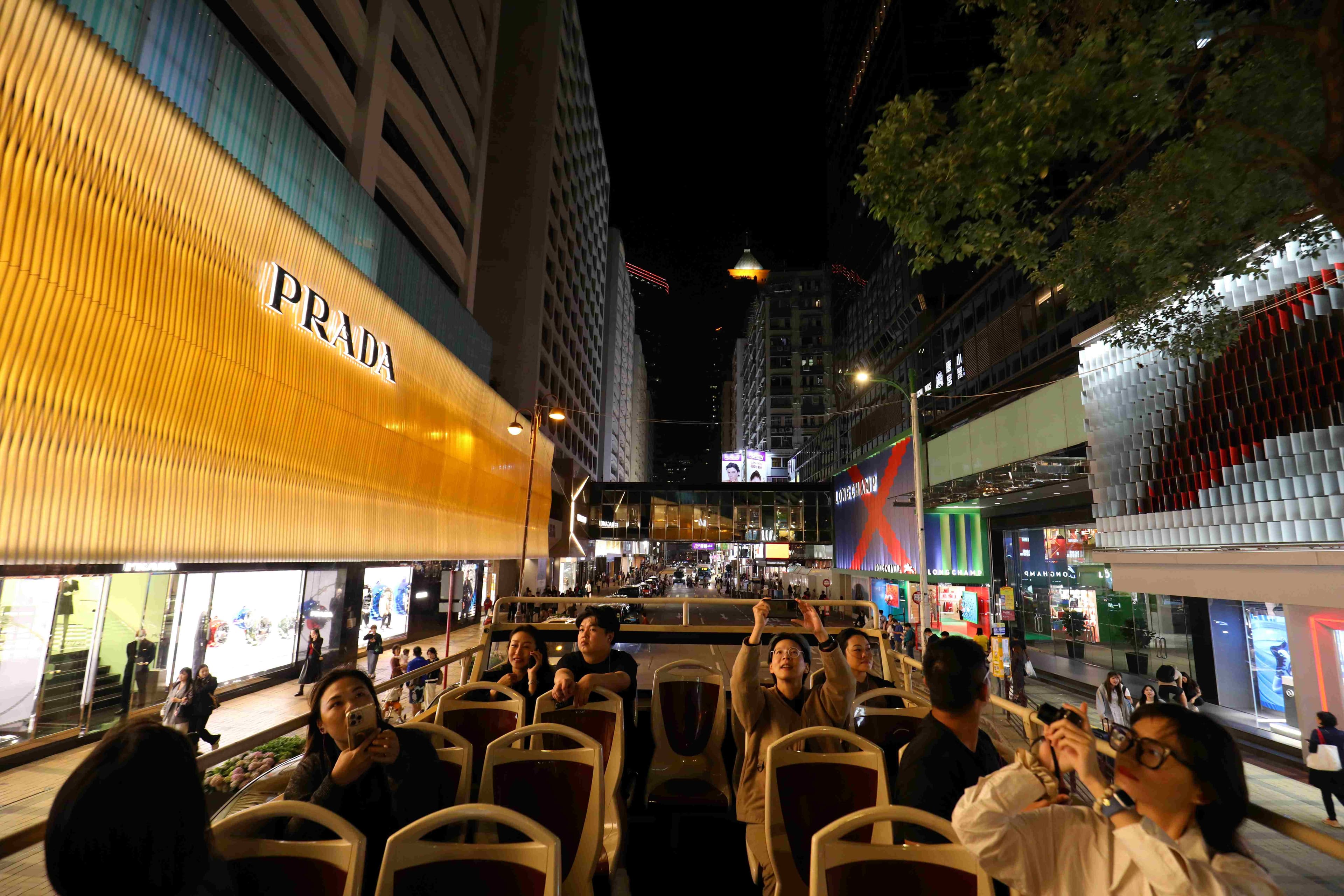 搭Big Bus穿梭九龍大街小巷,近距離觀看香江庶民生活。