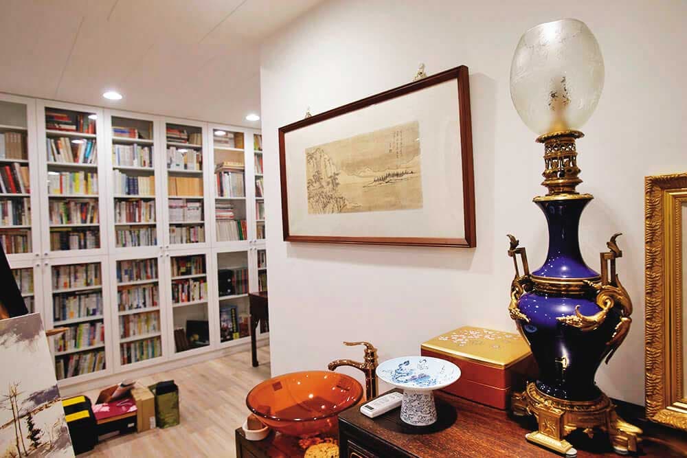 王薀的精舍及茶室裝潢典雅,裡面還收藏許多古董和藝術品。(翻攝王薀官網)