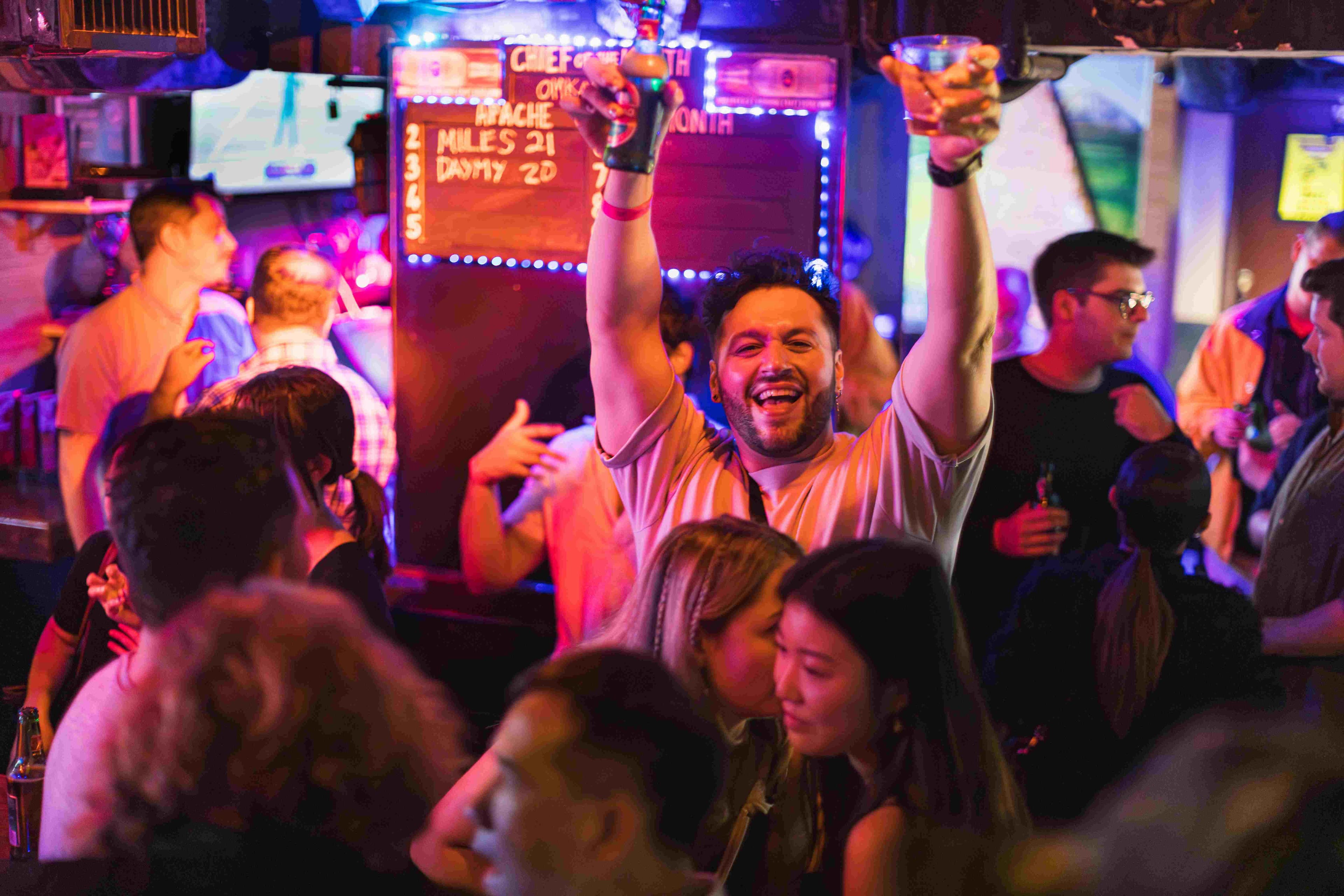 熟悉香港夜生活文化的在地嚮導迅速炒熱氣氛,讓素不相識的遊客也能打成一片