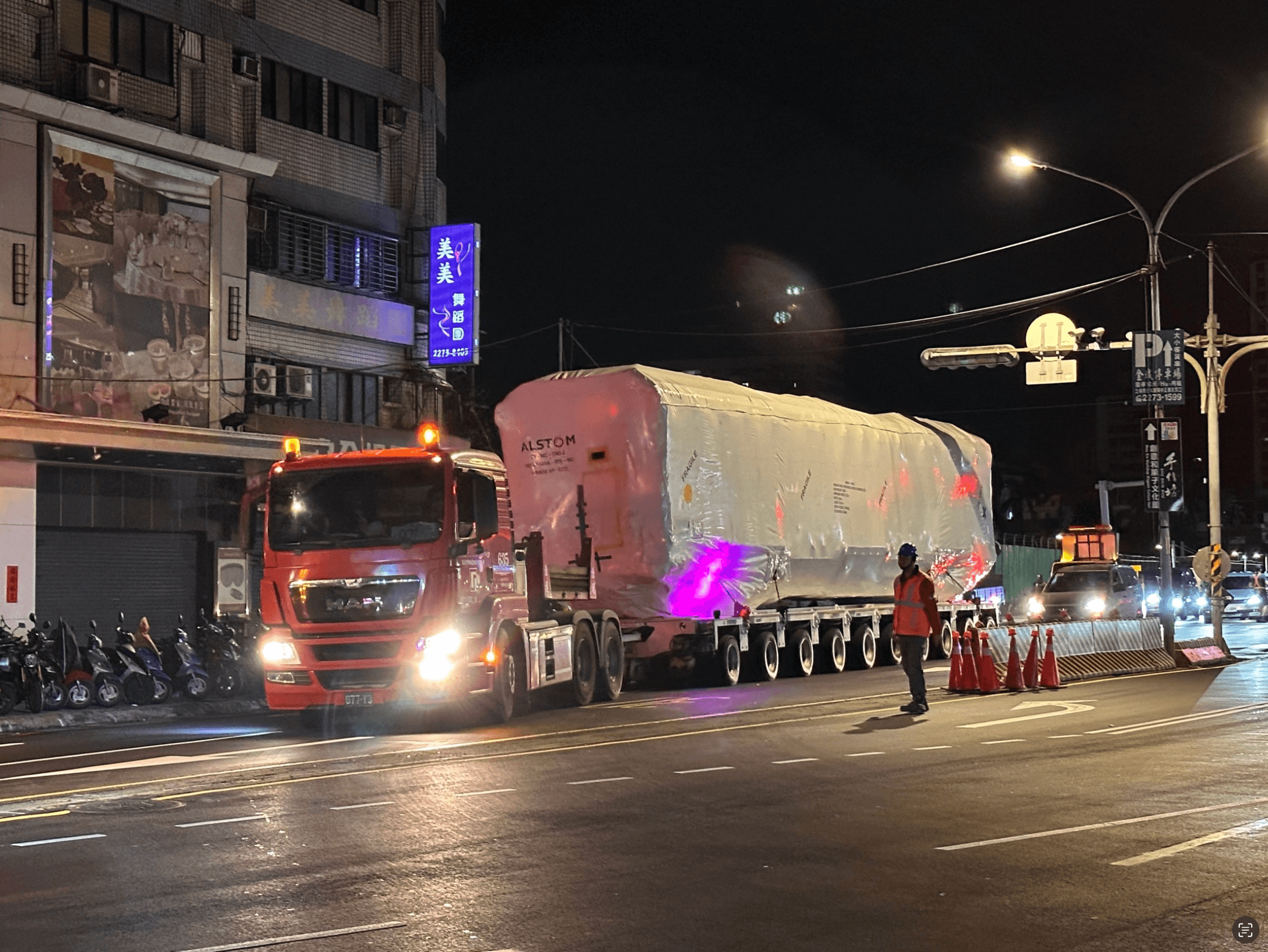 萬大線首列車夜間運送。(北市捷運局提供)