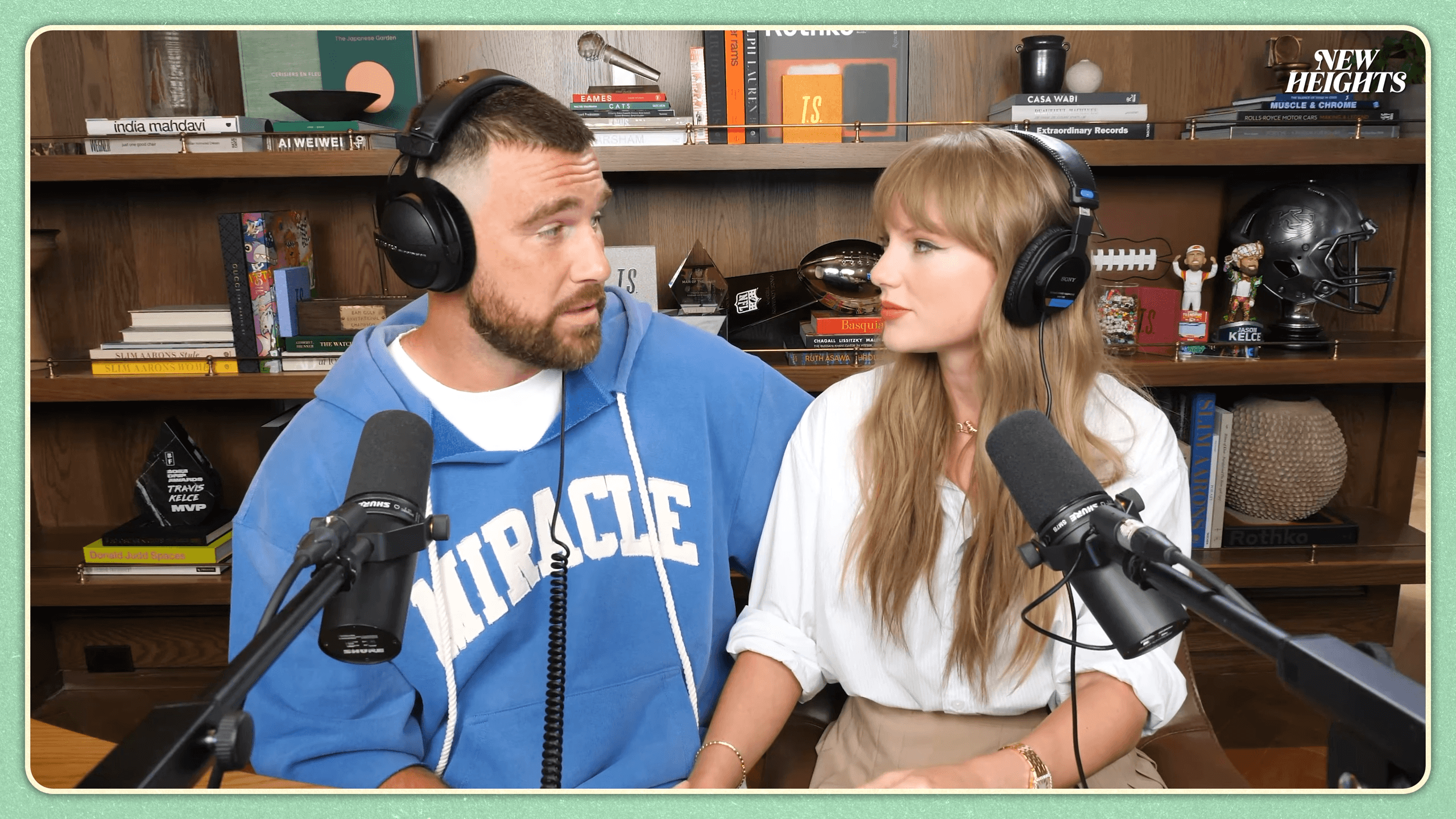 泰勒絲和特拉維斯在Podcast節目大方放閃。(翻攝 New Heights YouTube頻道)