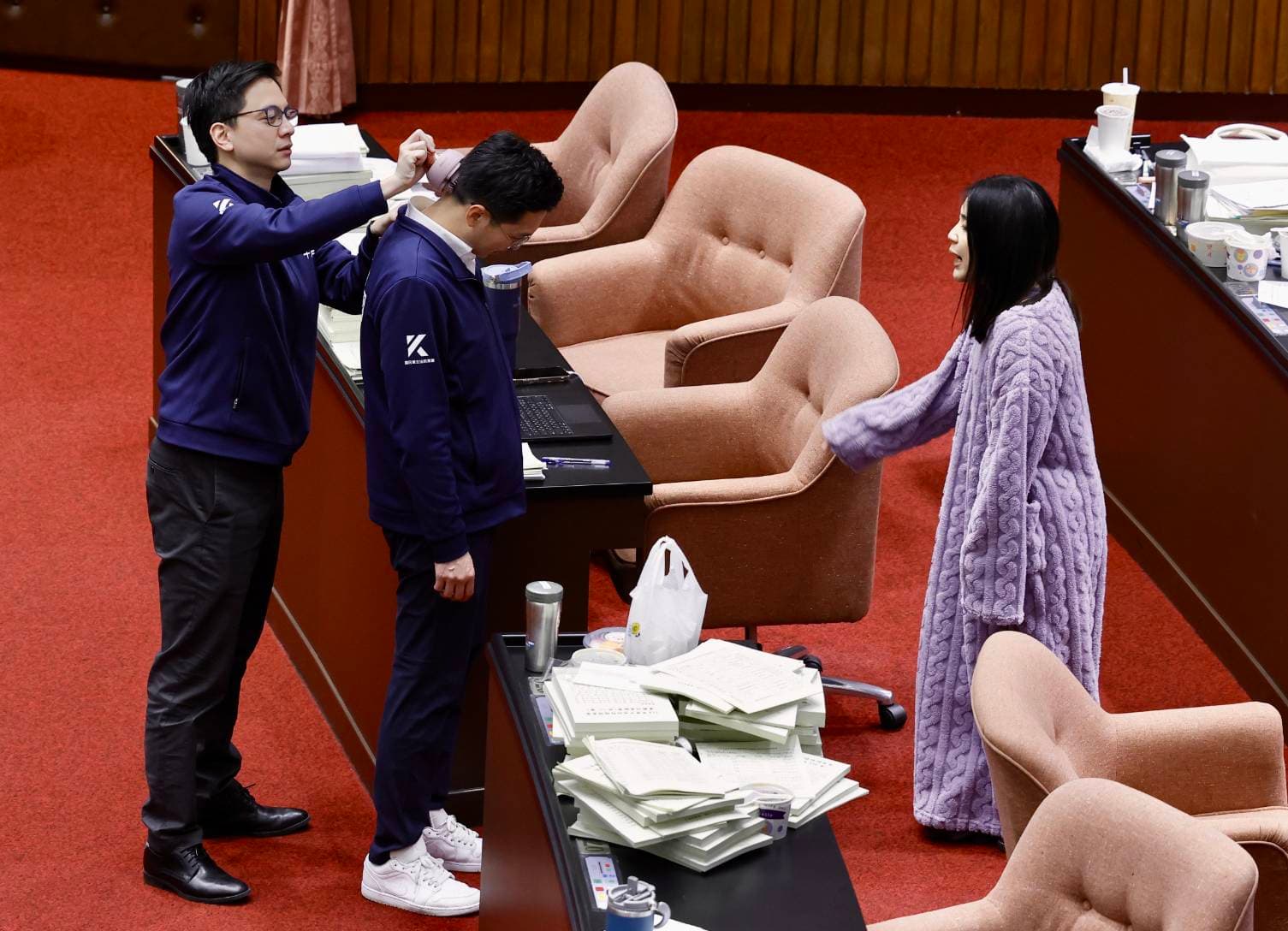 預算審議到清晨,不少立委累癱,徐巧芯更直接穿睡衣現身。