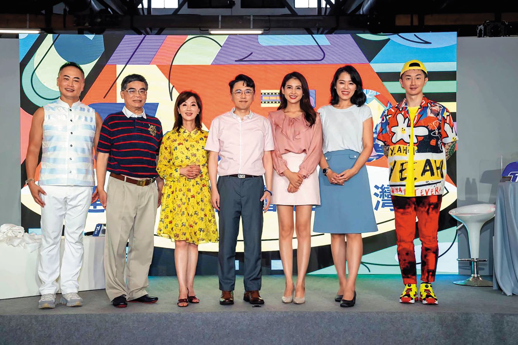 雖然一開始TVBS力挺著江坤俊(左四),但後來有傳要放棄不合作了。(翻攝自韋汝臉書)